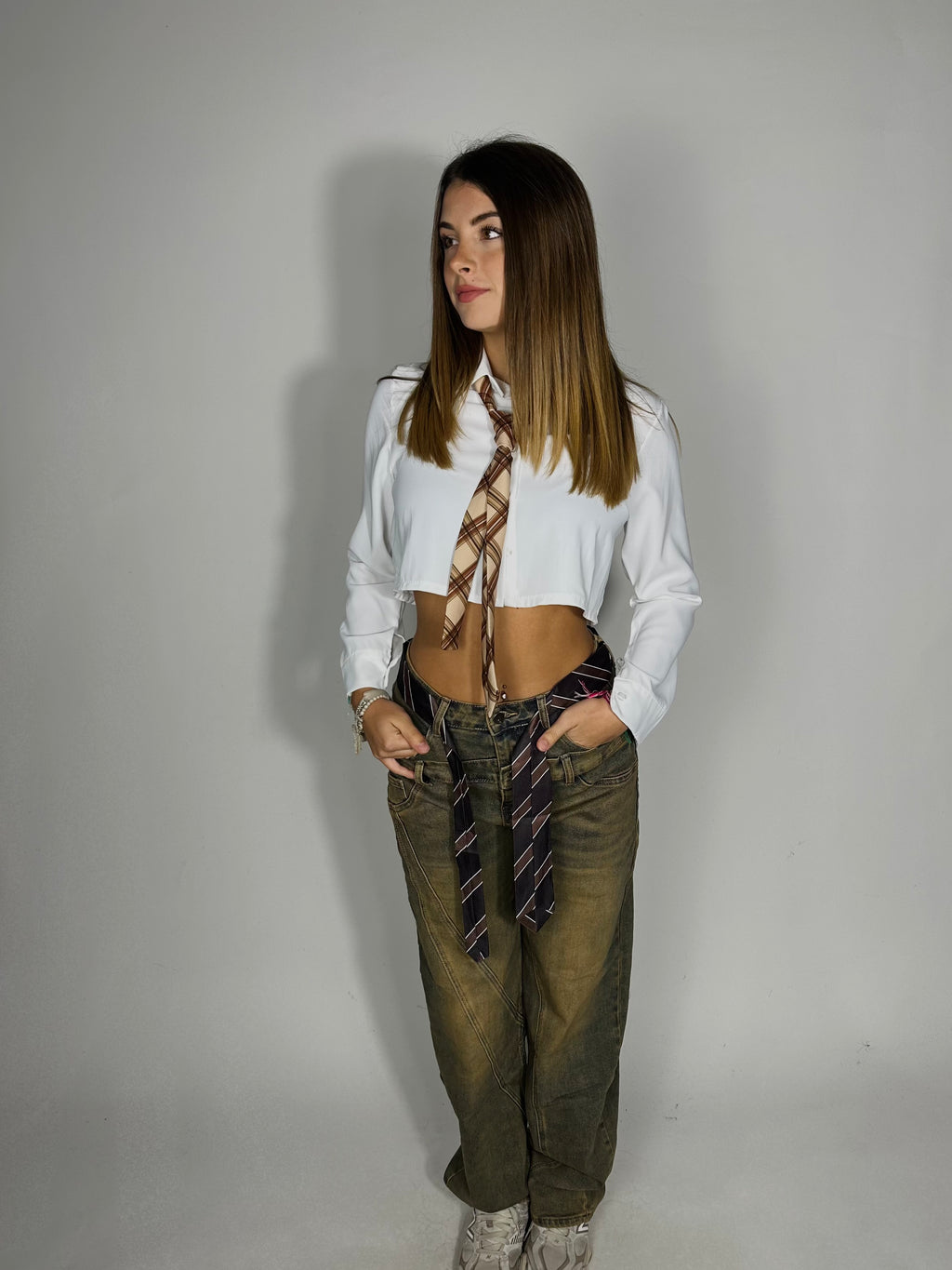 Jeans con cravatta slavati