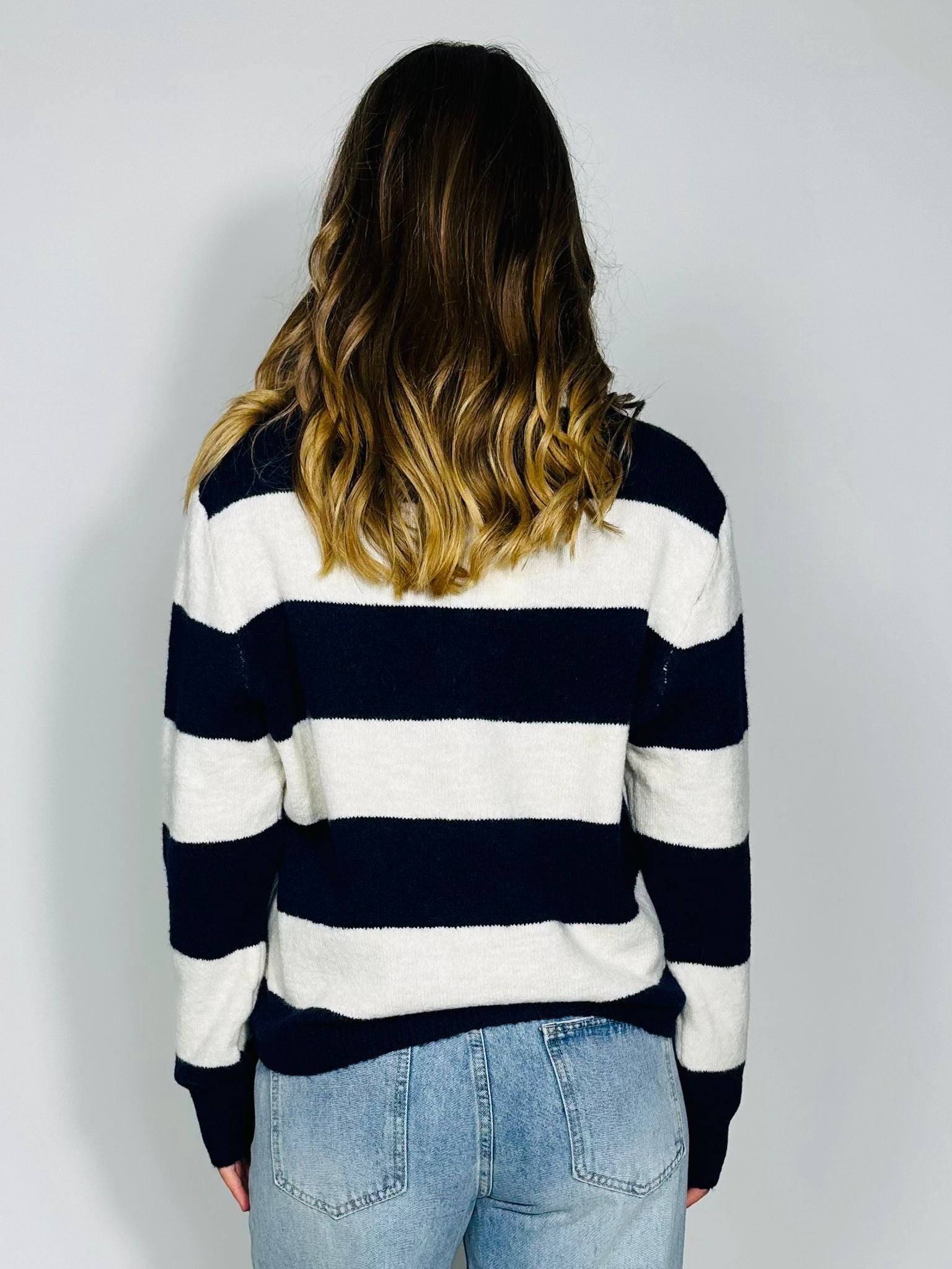 Maglione a righe con bottoni