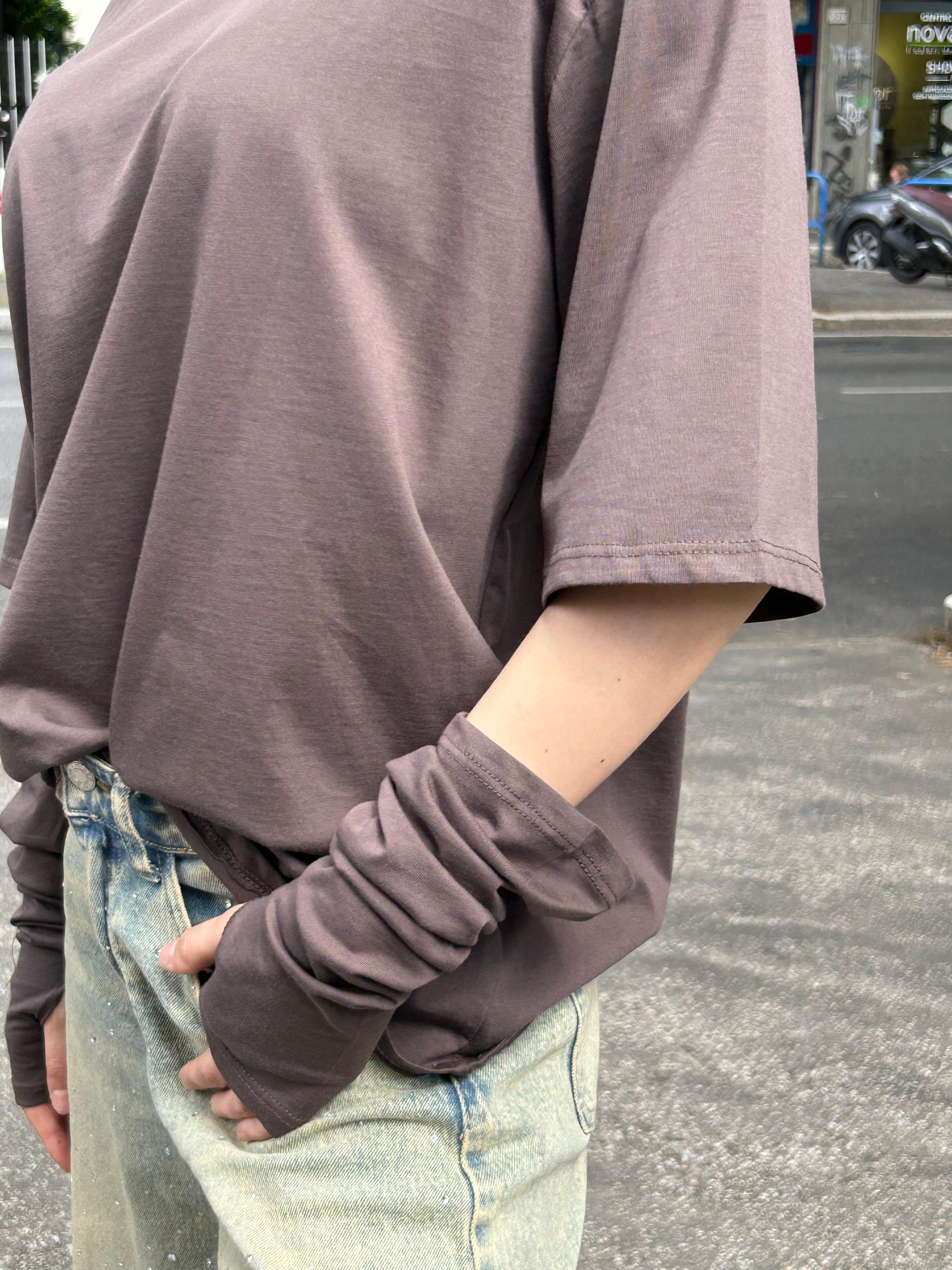 t-shirt con manicotti