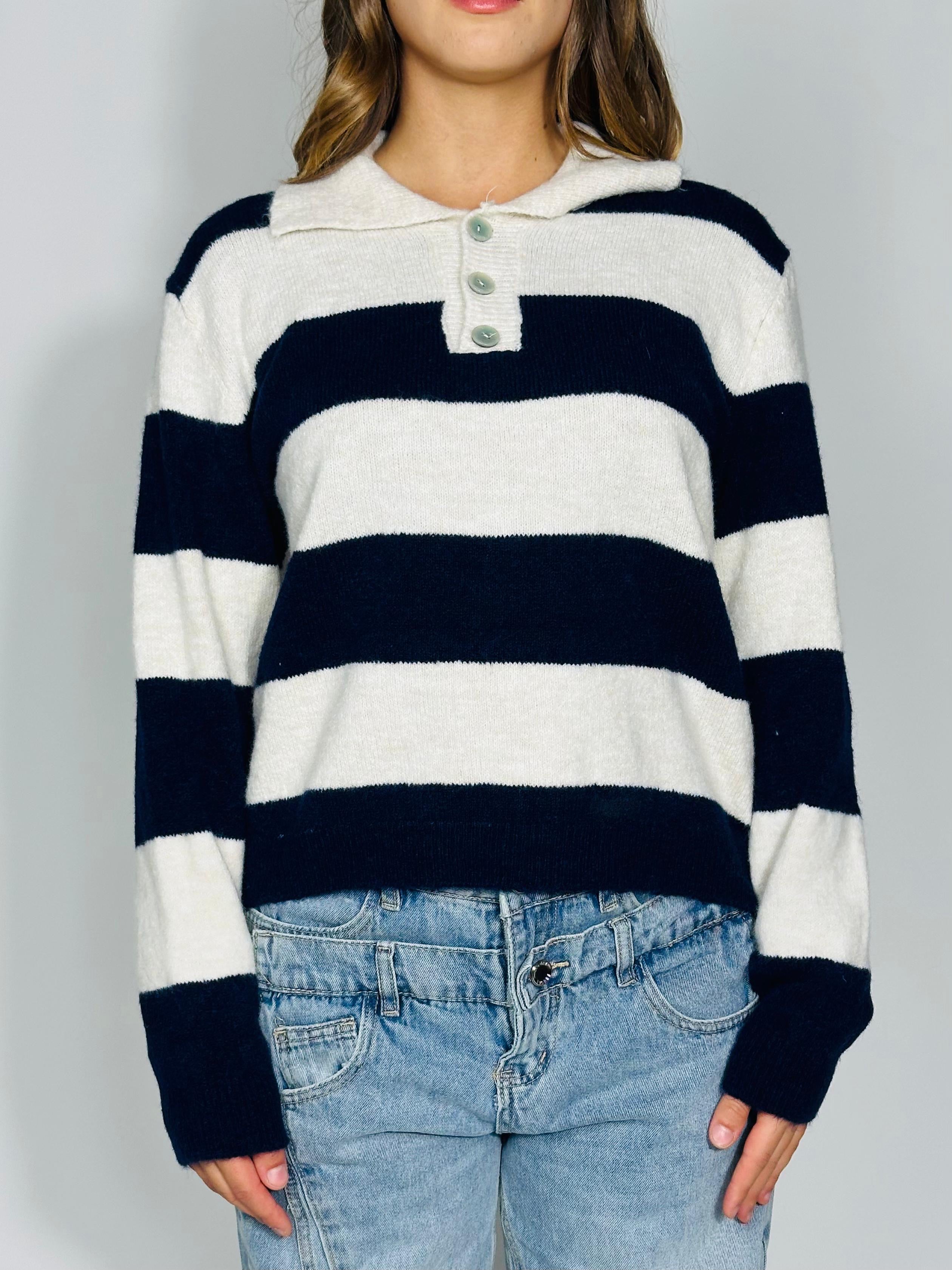 Maglione a righe con bottoni