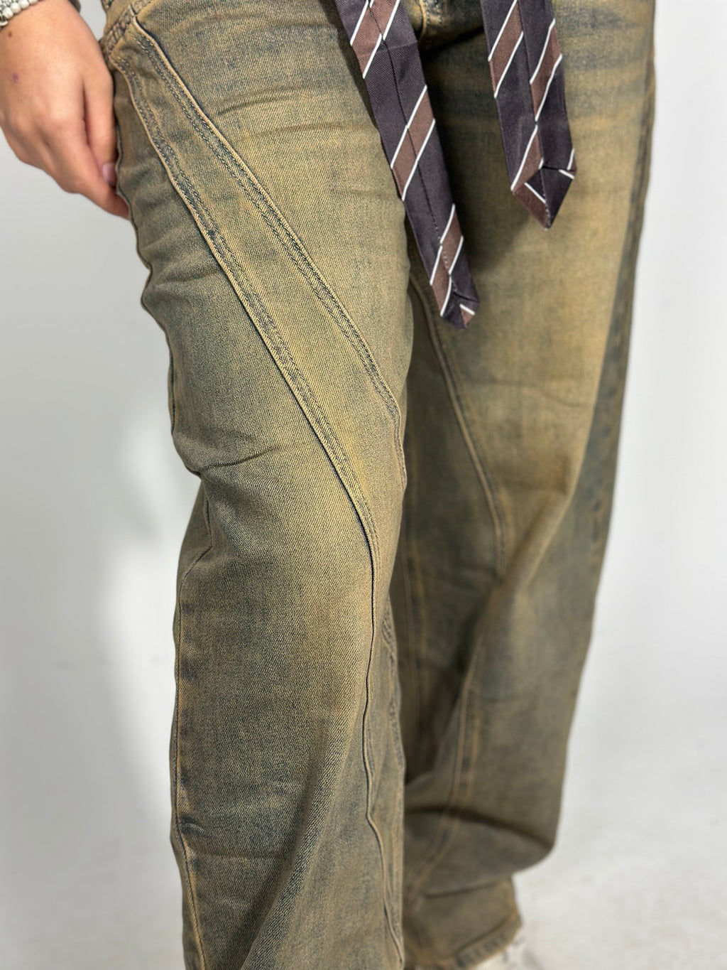 Jeans con cravatta slavati