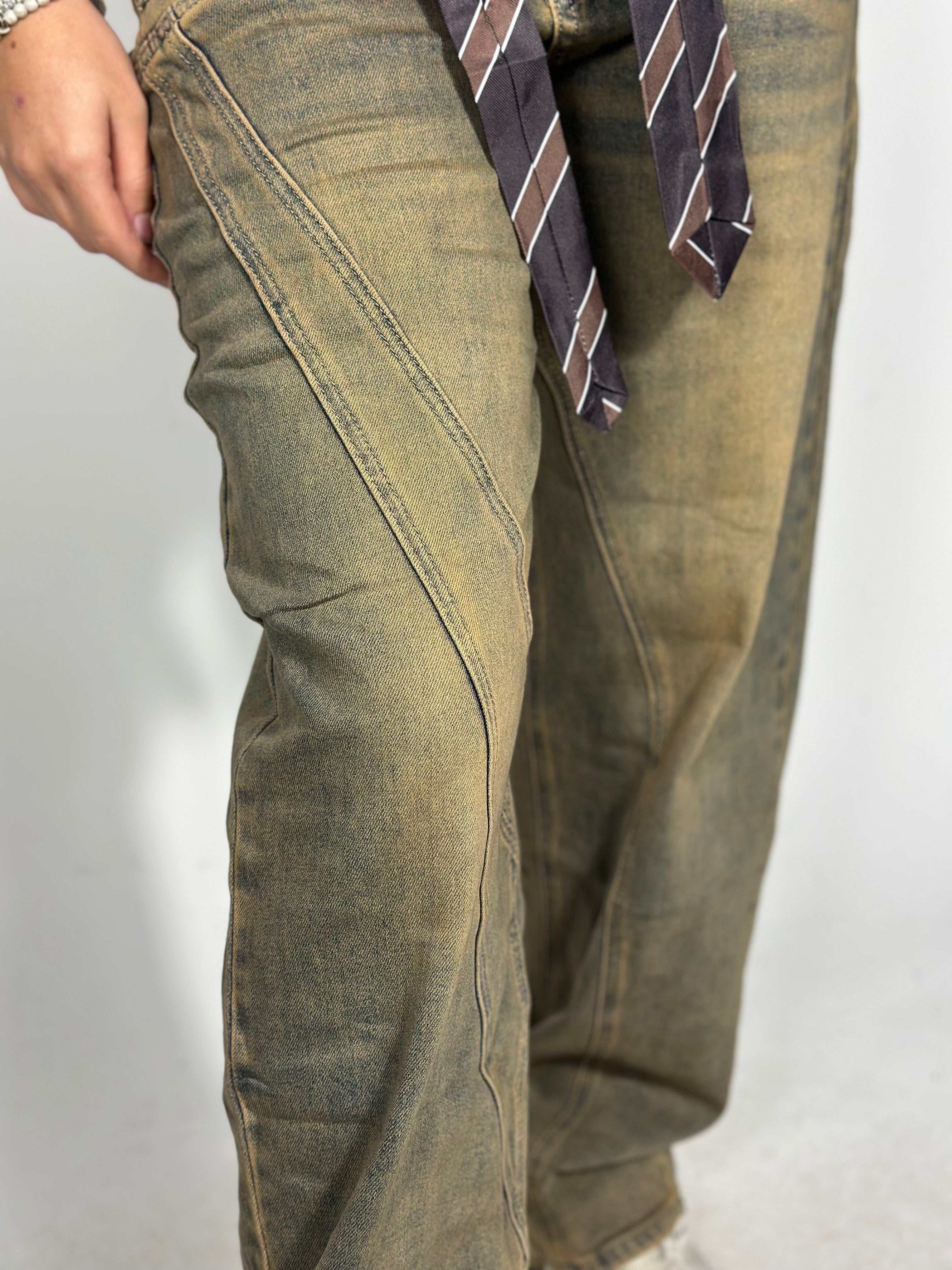 Jeans con cravatta slavati