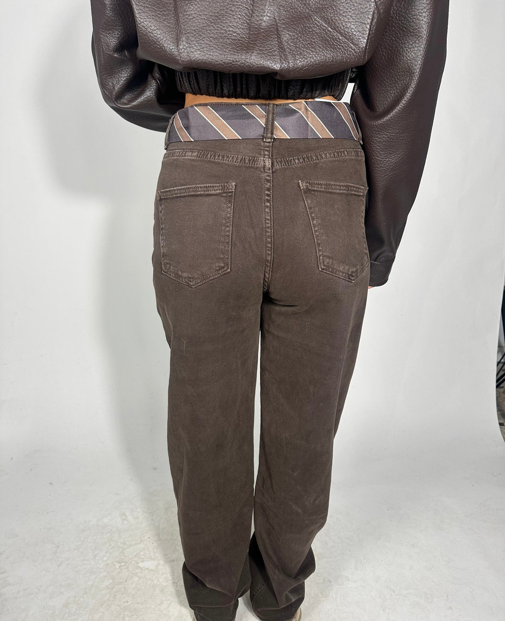 Jeans coffee con cravatta in vita