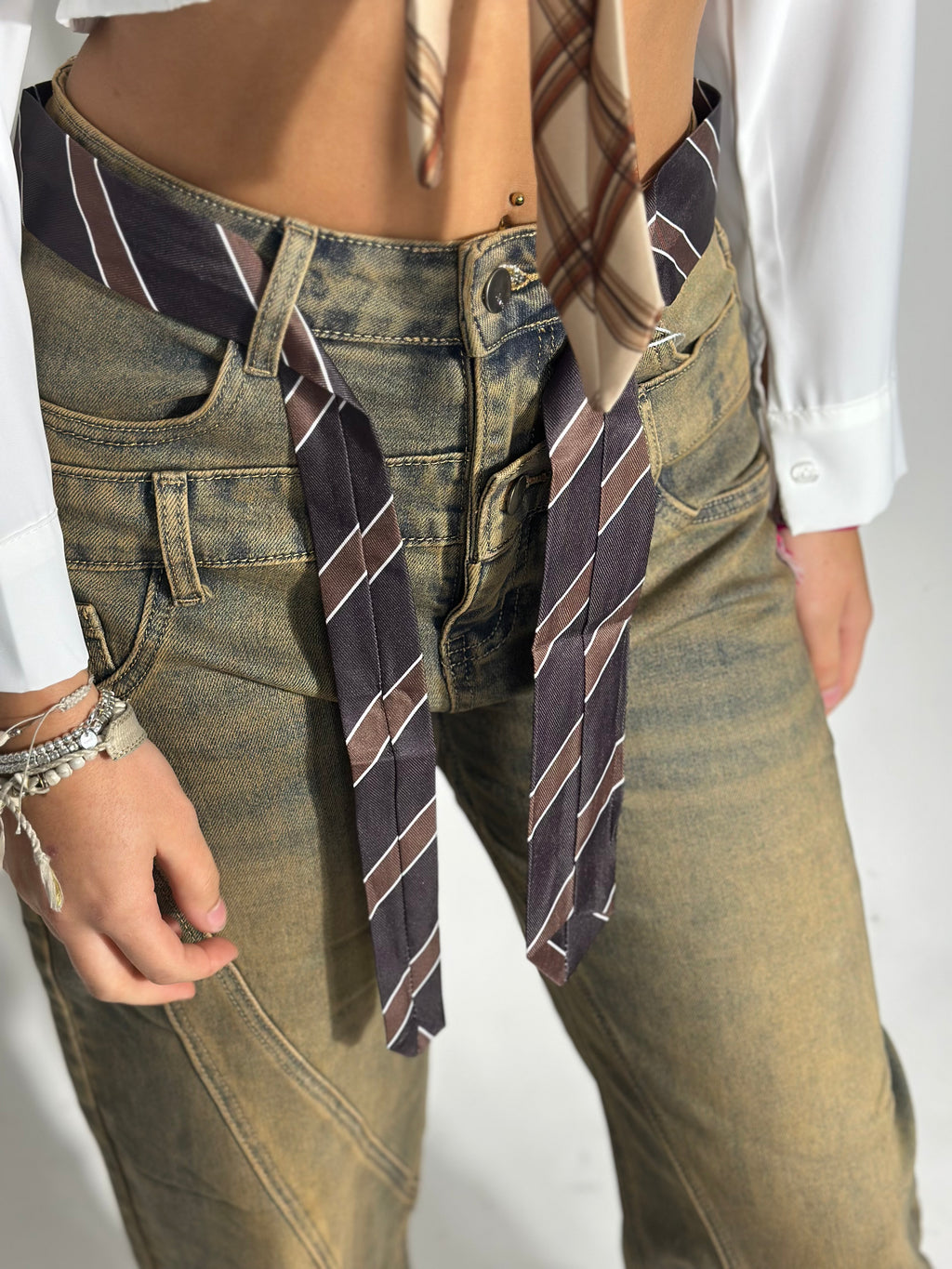 Jeans con cravatta slavati