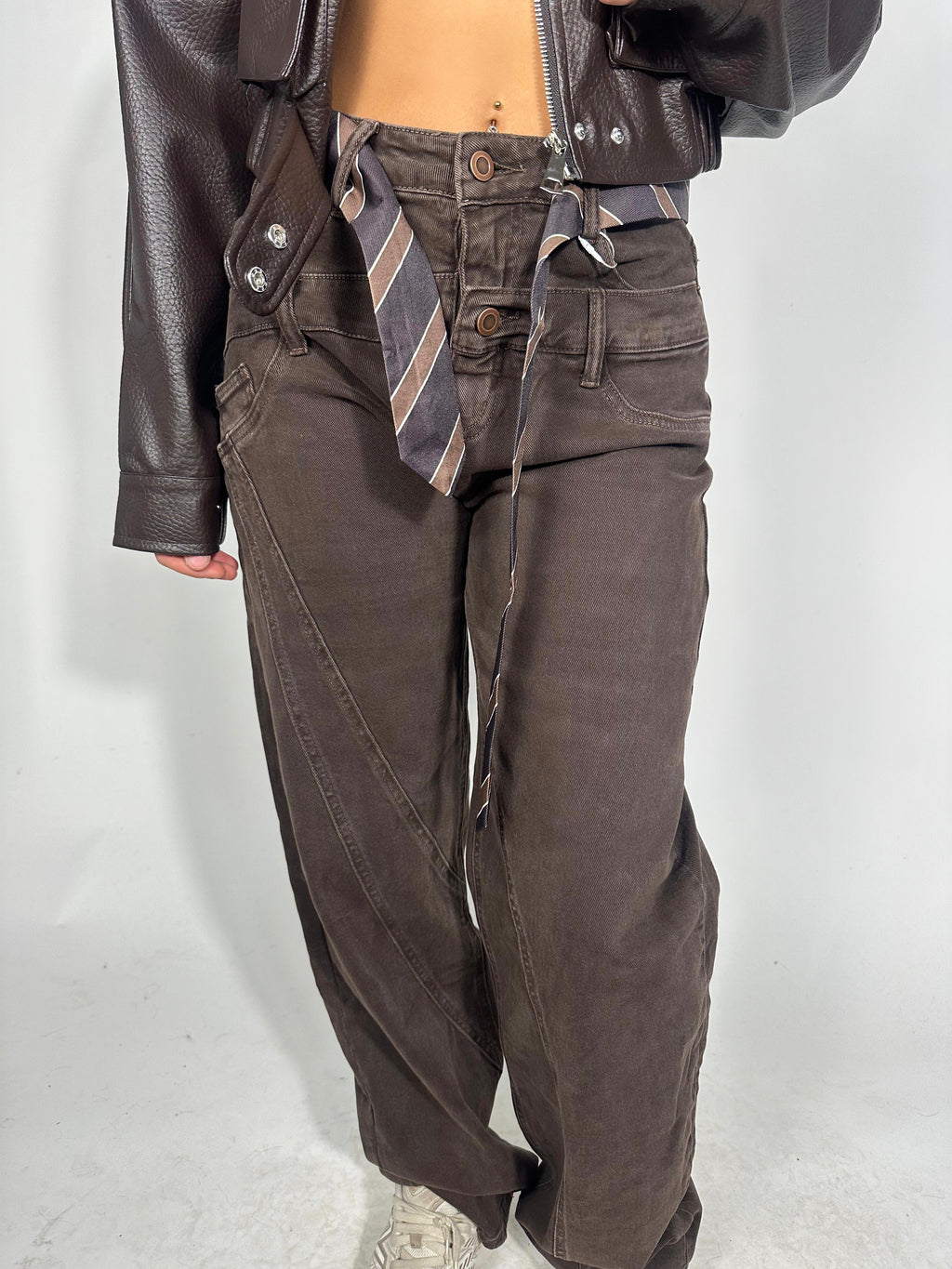 Jeans coffee con cravatta in vita