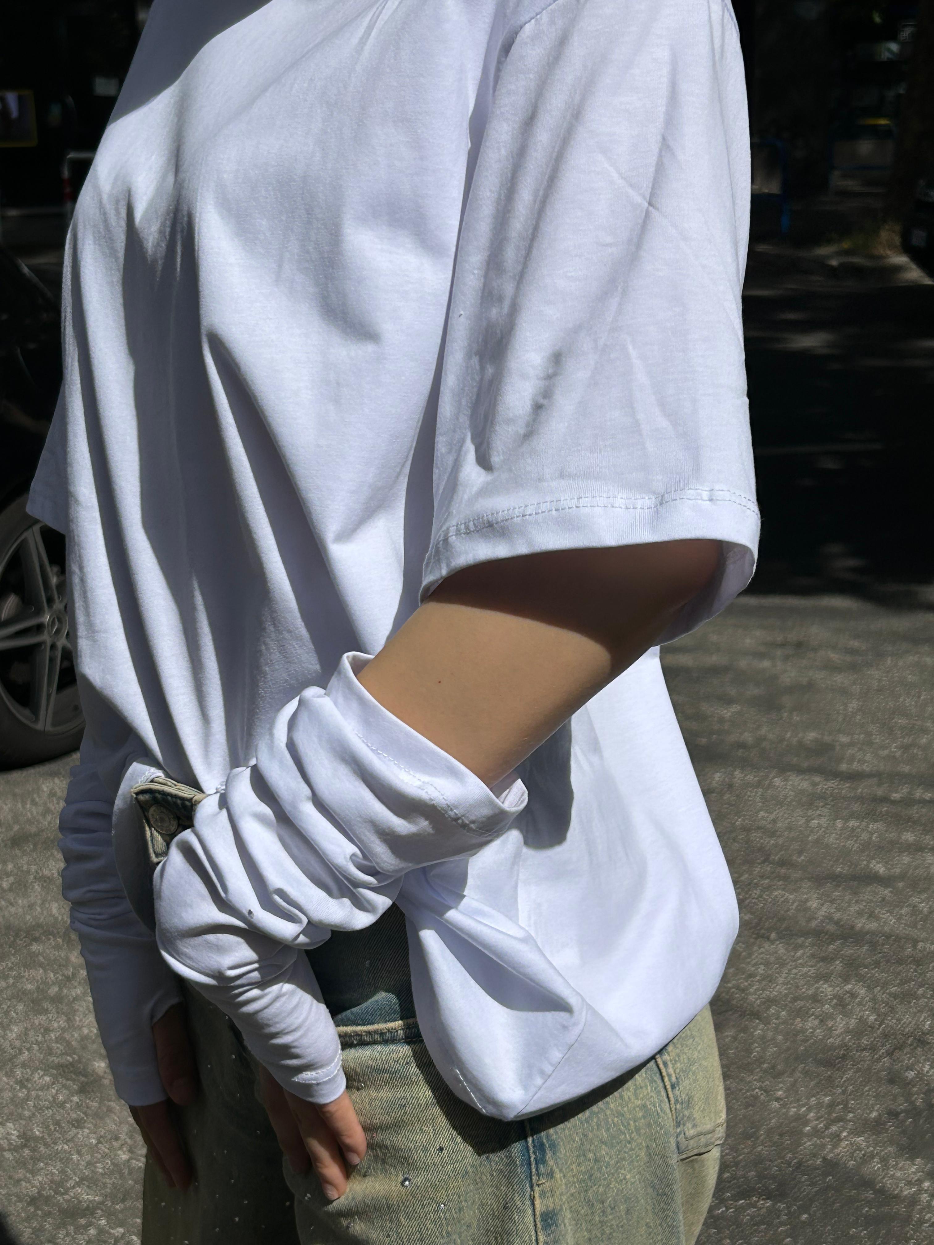 t-shirt con manicotti