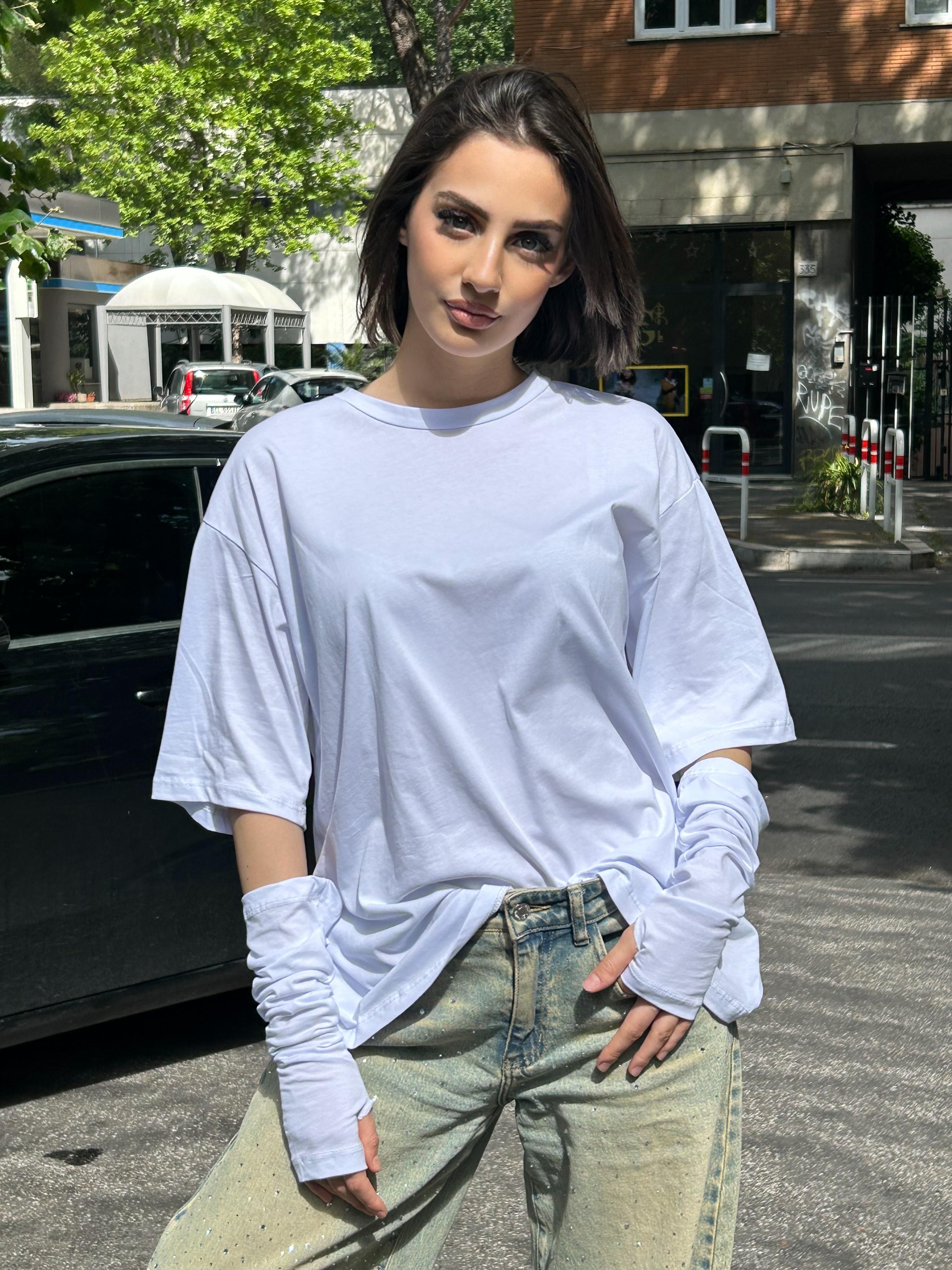 t-shirt con manicotti