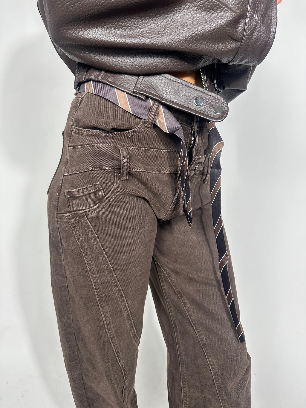 Jeans coffee con cravatta in vita